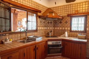une cuisine avec un évier et une cuisinière dans l'établissement Casa Tilama, à Tinajo 38 autres photos