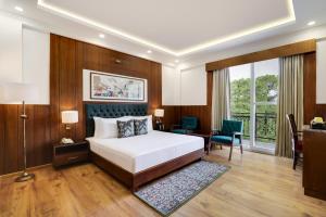 Letto o letti in una camera di Lemon Tree Hotel, Mcleodganj