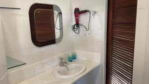 un bagno con lavandino e specchio di Village a beira mar em Praia do Forte a Praia do Forte Altre 20 foto