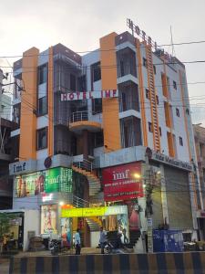 Un palazzo alto di fronte a una strada di HOTEL IMF a Patna