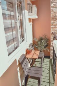 達沃市的住宿－AiPad Condo Rentals，庭院设有两把椅子、一张桌子和一扇窗户。