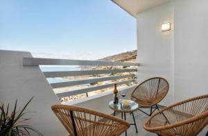 patio con sedie e tavolo con vista sull'oceano di Salitre Suite Tamara a Tacoronte