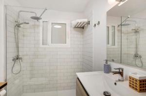 baño blanco con ducha y lavamanos en Salitre Suite Tamara, en Tacoronte