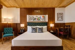 Letto o letti in una camera di Lemon Tree Hotel, Mcleodganj