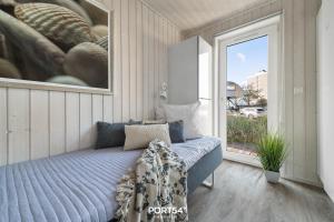 a blue couch in a room with a window at Ferienhaus Heimathafen Marina Wendtorf in Wendtorf