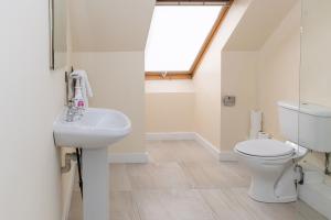 La salle de bains est pourvue de toilettes et d'un lavabo. dans l'établissement Aisling Guest House, à Ashbourne