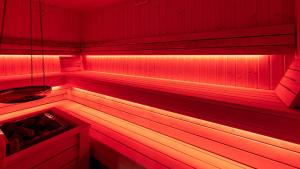 una sauna con luces rojas en una habitación en Apartamenty z basenem i saunami ROYAL APARTS VIP Stone Hill Centrum, en Szklarska Poręba