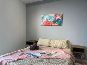 um quarto com uma cama com um cobertor rosa em A1804 Grand Medini Studio 100mbps Netflix By STAY em Nusajaya