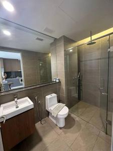 uma casa de banho com um WC, um lavatório e um chuveiro em A1804 Grand Medini Studio 100mbps Netflix By STAY em Nusajaya