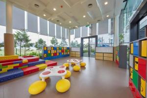 - une salle de jeux pour enfants avec des tables et des équipements de jeux dans l'établissement A1804 Grand Medini Studio 100mbps Netflix By STAY, à Nusajaya