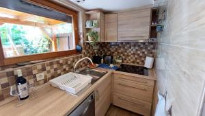 Kuchyň nebo kuchyňský kout v ubytování Újhegy Apartman