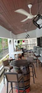 um restaurante com uma mesa e cadeiras e um tecto em Bungalow 25Ksqft 7 rooms em Kuala Lumpur
