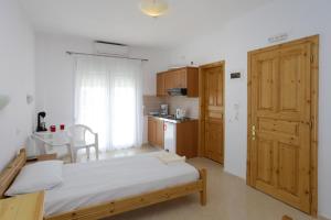 una piccola stanza con un letto e una cucina di Studios Evrika a Skala Marion Altre 20 foto