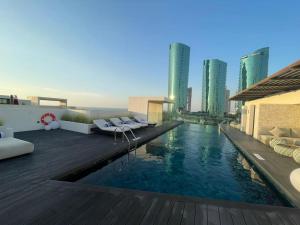 マナーマにあるCloud9 Waterfront Luxury Condoの高層ビルが立ち並ぶ都市のプール