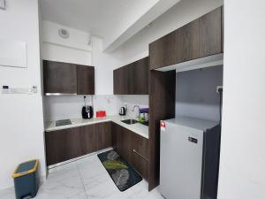 Η κουζίνα ή μικρή κουζίνα στο One Bedroom Troika Kota Bharu by AGhome +28 φωτογραφίες