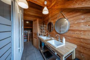 Η κουζίνα ή μικρή κουζίνα στο Chalet La Gravière +37 φωτογραφίες