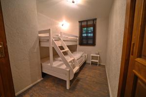 Pokój z 2 łóżkami piętrowymi i oknem w obiekcie Gite Kleine Beer w mieście Barvaux-sur-Ourthe