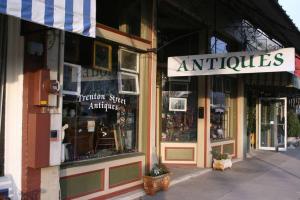 una tienda frente a una tienda de antigüedades en una calle en Residence Inn by Marriott Monroe, en Monroe