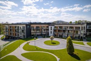 an apartment building with a courtyard with a park at Apartament Laguna Beskidów 88 przy Jeziorze Żywieckim - Dream Apart in Zarzecze