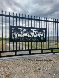 uma cerca preta com um sinal. em Denmark Farm Stay em Cradock
