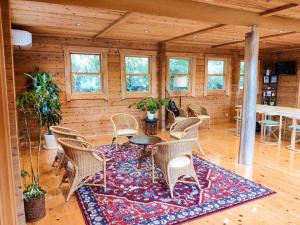 壹岐的住宿－Shimanologhouse - Vacation STAY 41662v，一间带桌子和藤椅的用餐室