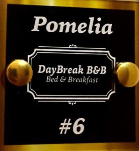 un cartello per un bed & breakfast giornaliero di DayBreak B&B a Palermo