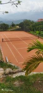 สิ่งอำนวยความสะดวกสำหรับเล่นเทนนิสและ/หรือสควอชที่ Cabañas de la loma หรือบริเวณใกล้เคียง