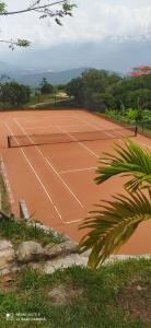 Instalaciones para jugar a tenis o squash en Cabañas de la loma o alrededores