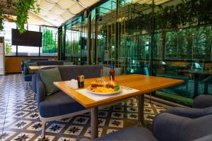 ein Tisch mit einem Teller Essen darauf in einem Restaurant in der Unterkunft La Quinta by Wyndham Istanbul Gunesli in Istanbul