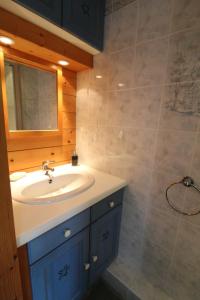 a bathroom with a sink and a mirror at Maison Mitoyenne entre les lacs, proche du centre ville de Gérardmer in Gérardmer +12 photos