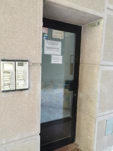 Una puerta a un edificio con un cartel. en Apartman Paradiso BN 1, en Bijeljina