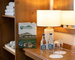 dos botellas de vino en una mesa en una habitación de hotel en Sliabh Beagh Hotel en Monaghan