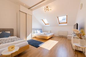 - une chambre avec 2 lits et 2 tables dans l'établissement Apartment with Balcony near Augarten, à Vienne