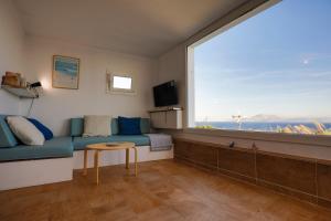 Televízia a/alebo spoločenská miestnosť v ubytovaní Beach Front Villa Amazing Views