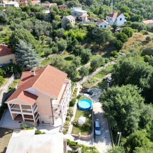 uma vista aérea de uma casa com piscina em Apartmani Andrea Studio em Herceg Novi