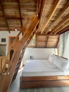 een slaapkamer met een stapelbed en een houten plafond bij A-House Beachfront 
