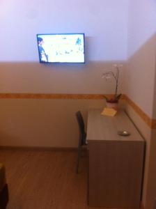 TV a/nebo společenská místnost v ubytování B&B The Queens