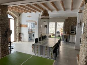 a kitchen and dining room with a table and chairs at Cal Tomaset in Las Cabanyas