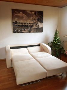 - un canapé blanc dans un salon avec un arbre de Noël dans l'établissement Urlaub nähe Badesee und Strand, à Berumbur
