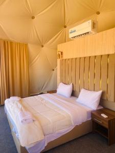 Giường trong phòng chung tại Golden desert camp