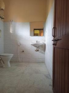 Koupelna v ubytování MADHUR RESIDENCY