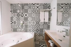 Bilik mandi di Utopia Hotel - Art & Nature Hotel