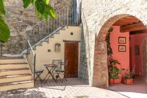 een trap naar een huis met een deur bij La Casina nel Borgo in Murlo