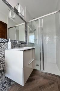 Un baño de Apartamentos Rurales Sobremazas