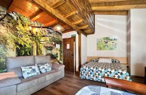 una sala de estar con un sofá y una cama en Apartamentos Rurales Sobremazas, en Sobremazas