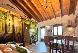 una sala de estar con un sofá y una mesa en Apartamentos Rurales Sobremazas, en Sobremazas