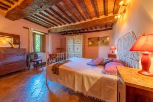 La Casina nel Borgo في مورلو: غرفة نوم مع سرير وخزانة في غرفة