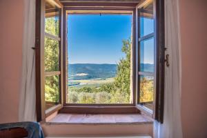 uma janela com vista para a montanha em La Casina nel Borgo em Murlo