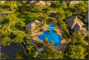 una vista aérea de una piscina en un complejo en Mauna Lani Kamilo 123, en Waikoloa