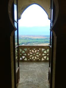 an open door with a view of a field from at apartamento Castilla in Almodóvar del Río